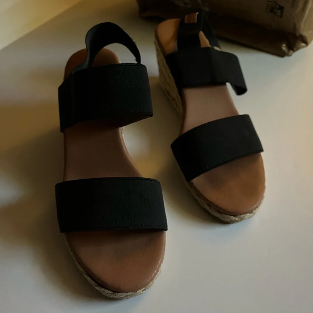 Tommy Bahama Black Wedge Sandals - Size 7 - Picture 6 of 9